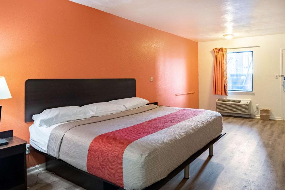 Deluxe King Room - Non-Smoking interior